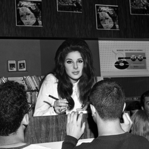 Bobbie Gentry signs autographs at Korvettes 24-07-1968 New York web